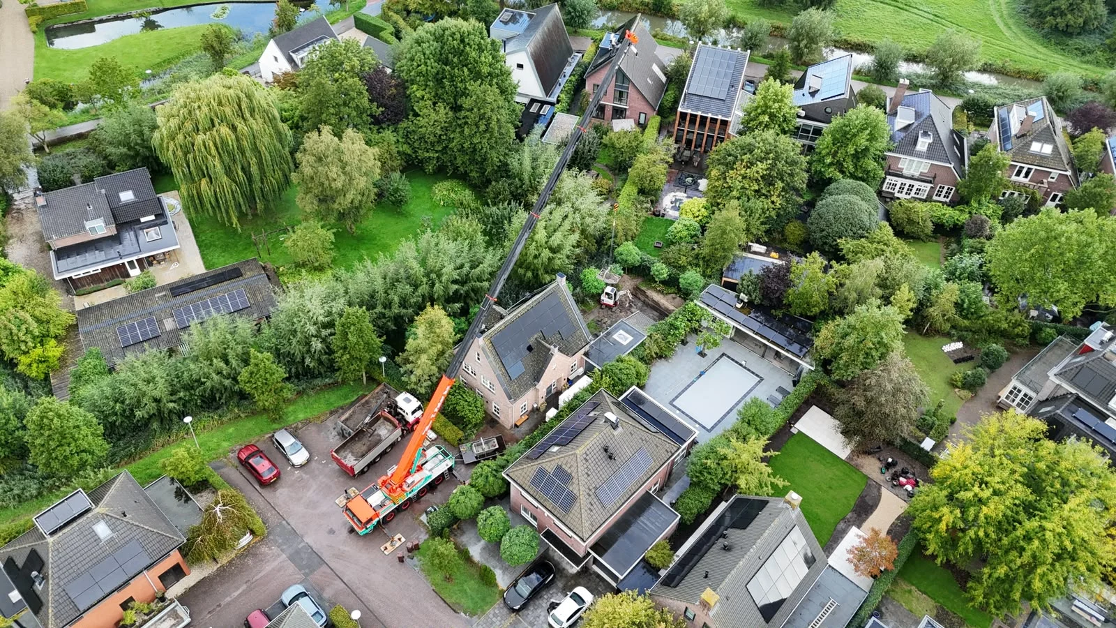 Telekraan bij uitgevoerd zwembadgrondwerk in Utrecht